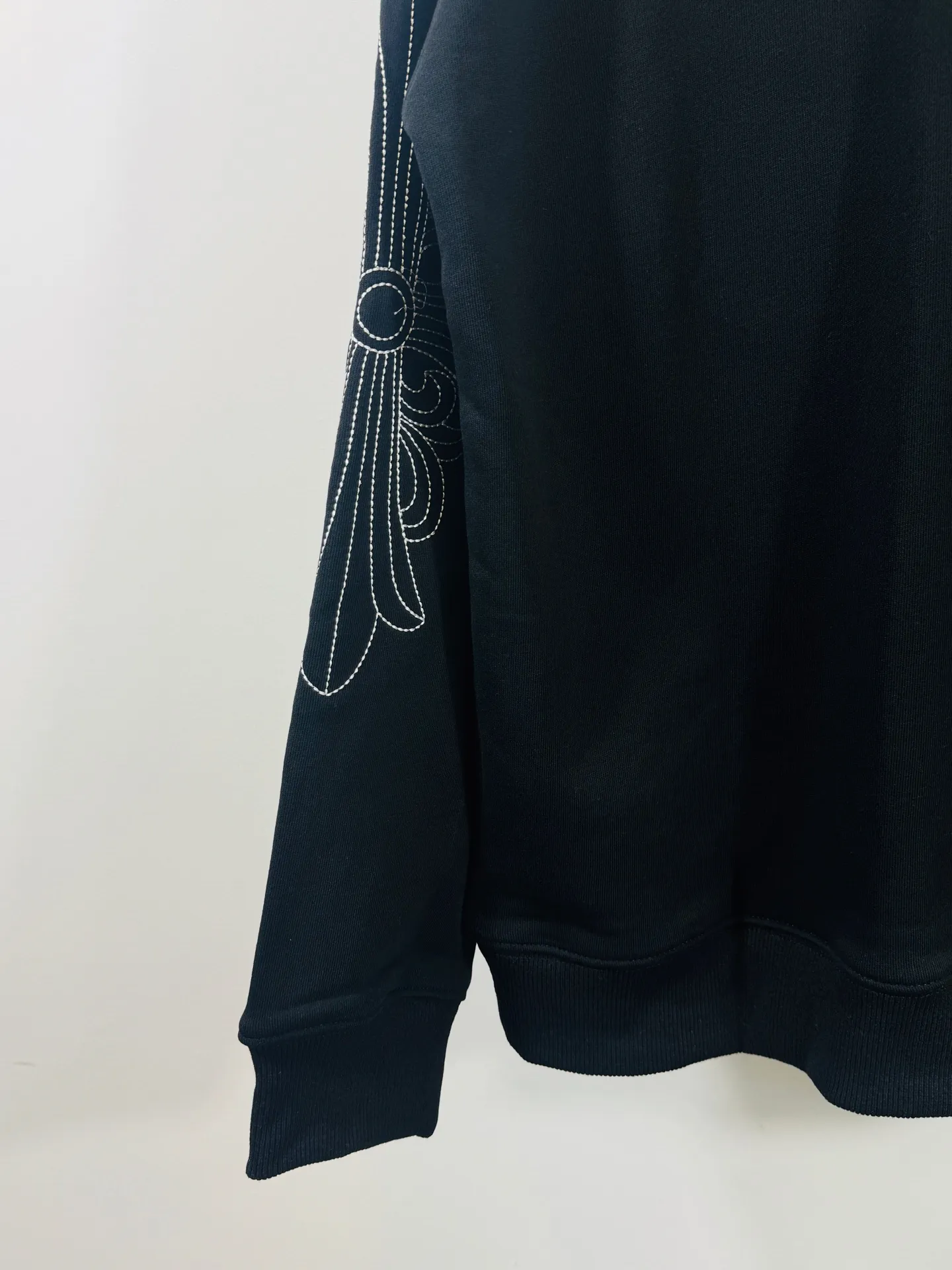 P290 top version, real shot without P, ​​different from market currency) 𝗖𝗵𝗿𝗼𝗺𝗲 𝗛𝗲𝗮𝗿𝘁𝘀/Cro Heart 2025 washed patch embroidery autumn and winter new original single counter American laser burnt 3D embroidery couple stand collar zipper casual sweatshirt 👑The highest version! Customized fabric 430g tripe terry fabric! American acid-washed and distressed original fabric laser burnt ✟appliqué embroidery and exquisite embroidery of letters! The best-selling model in the counter, very comfortable to wear. Accessories: original molded and authenticated collar label➕100% silk wash label. Genuine purchase-grade original hangtag➕matching hanging rope➕3D hanging beads➕original packaging bag. Craftsmanship: The original version has consistent wiring! The highest version of the armhole matching technique! Color: White Black Size: S M L XL Style Number: 25-379